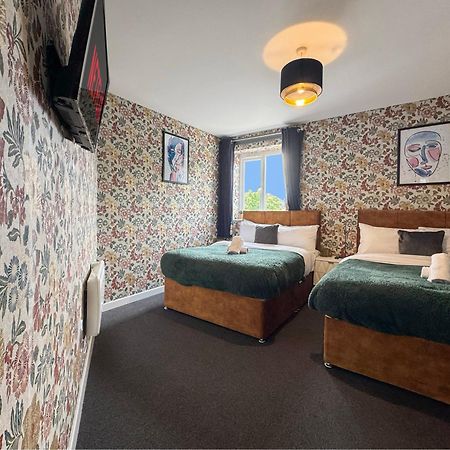 Luxury Boutique Apartments Block Free Street Parking Хаунслоу Екстериор снимка