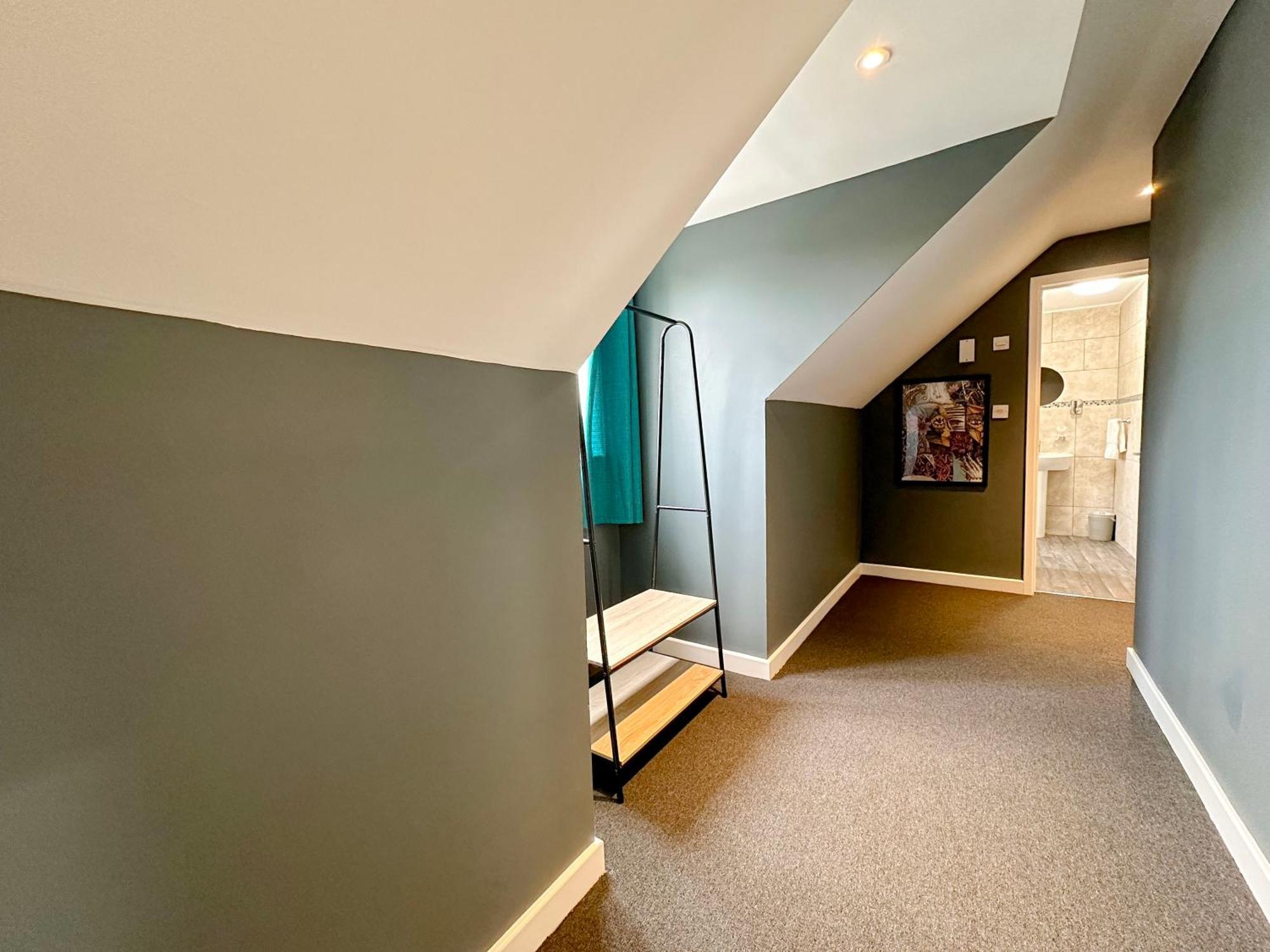 Luxury Boutique Apartments Block Free Street Parking Хаунслоу Екстериор снимка