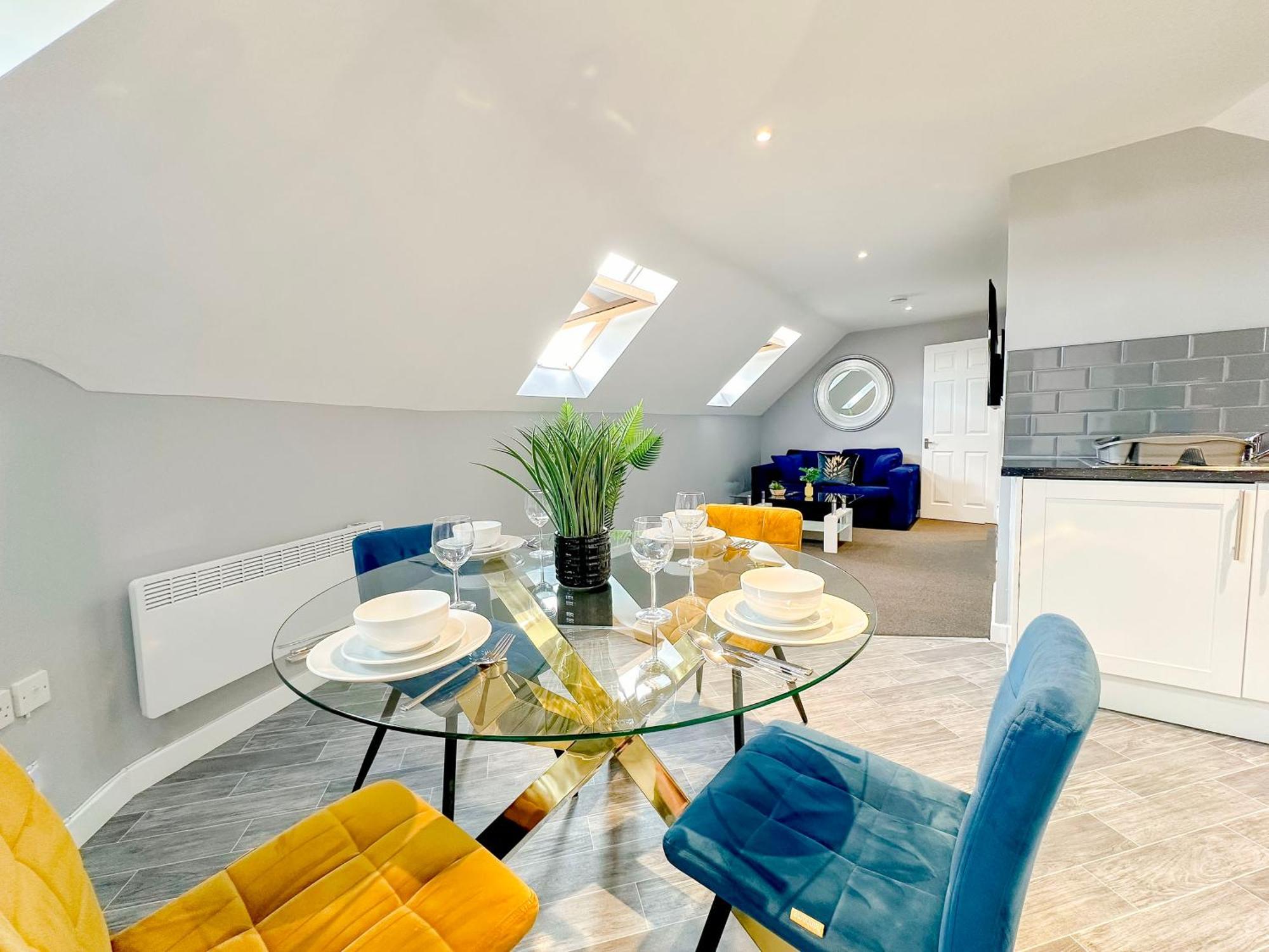Luxury Boutique Apartments Block Free Street Parking Хаунслоу Екстериор снимка