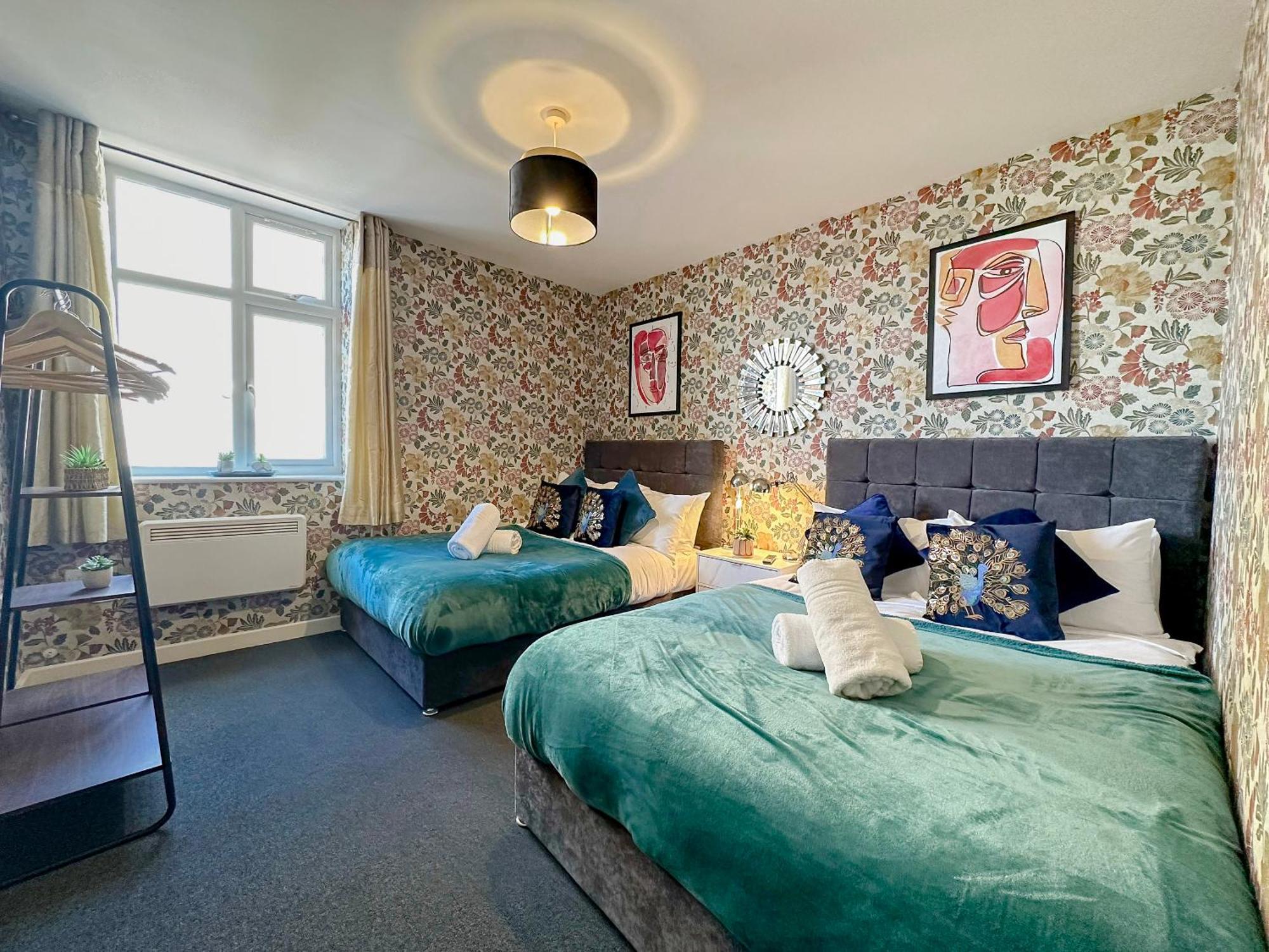 Luxury Boutique Apartments Block Free Street Parking Хаунслоу Екстериор снимка