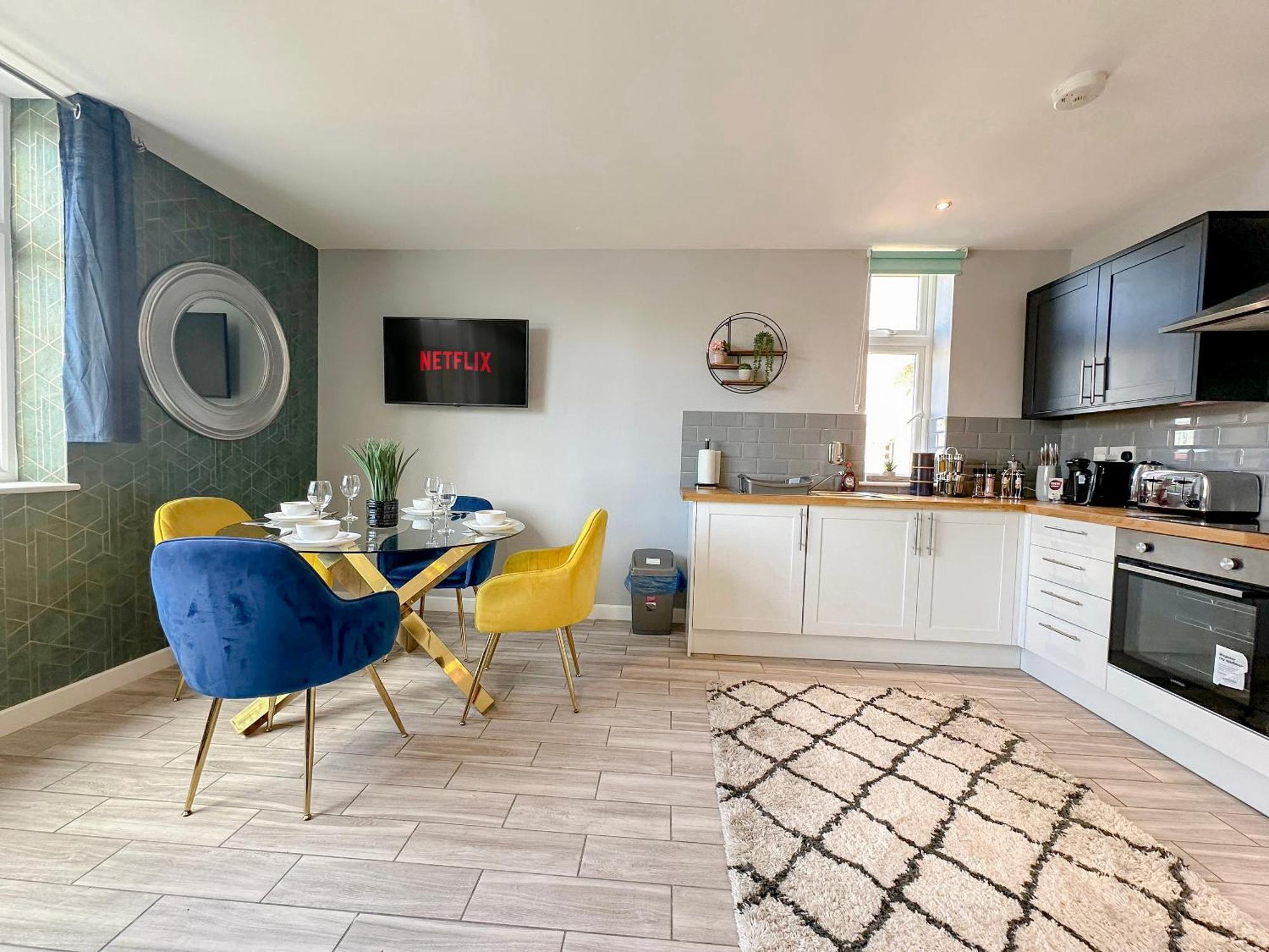Luxury Boutique Apartments Block Free Street Parking Хаунслоу Екстериор снимка