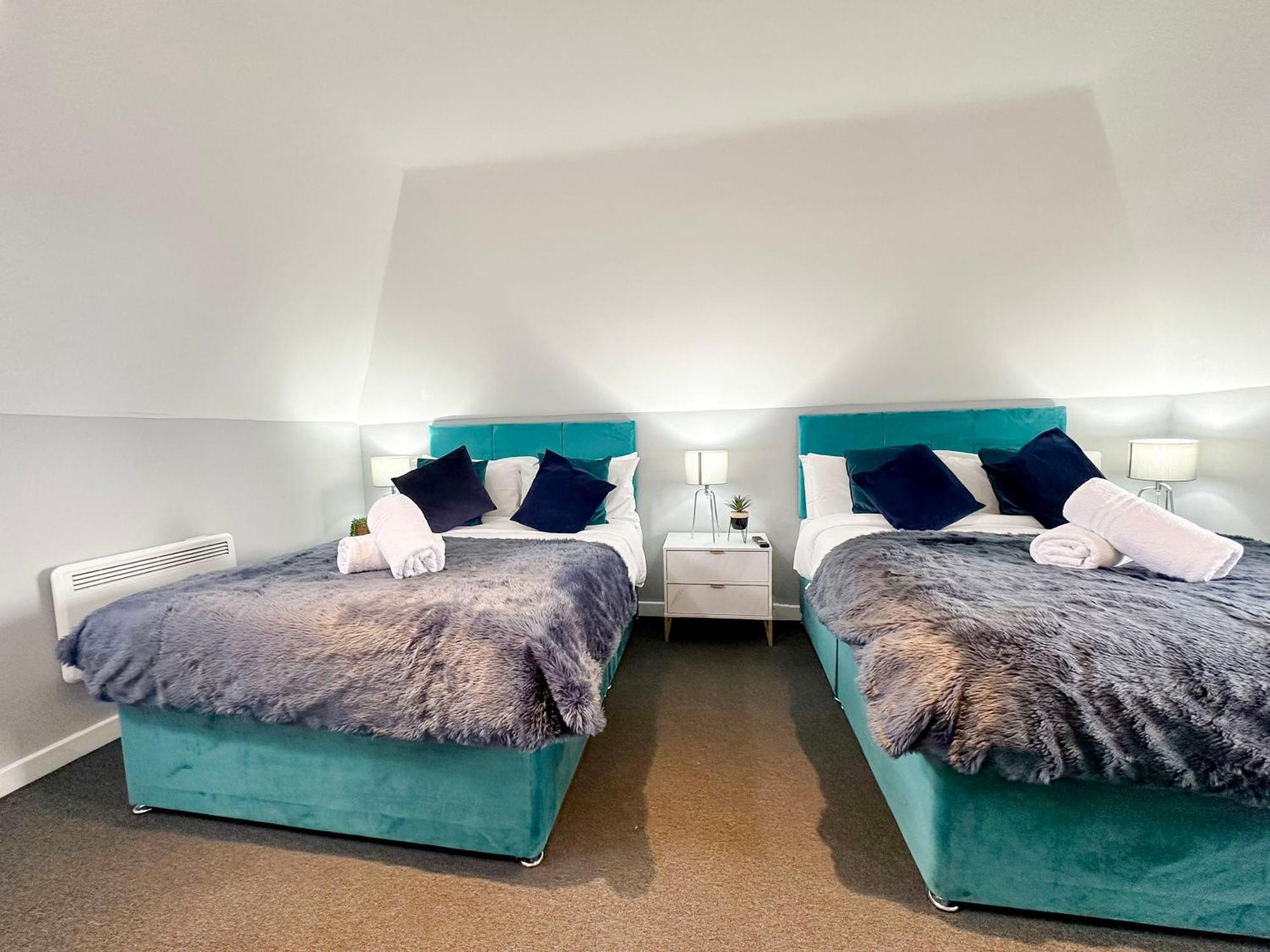 Luxury Boutique Apartments Block Free Street Parking Хаунслоу Екстериор снимка