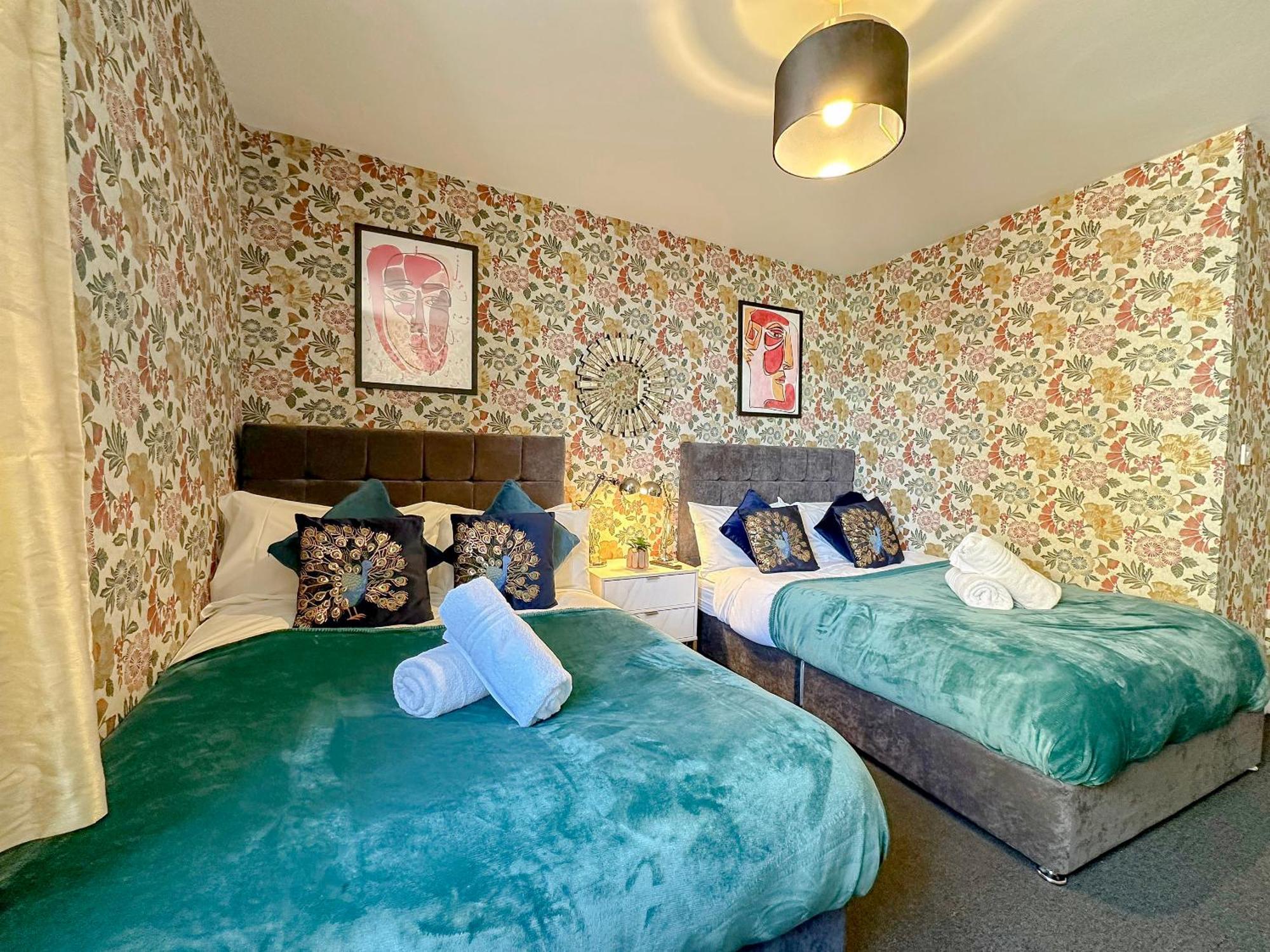 Luxury Boutique Apartments Block Free Street Parking Хаунслоу Екстериор снимка