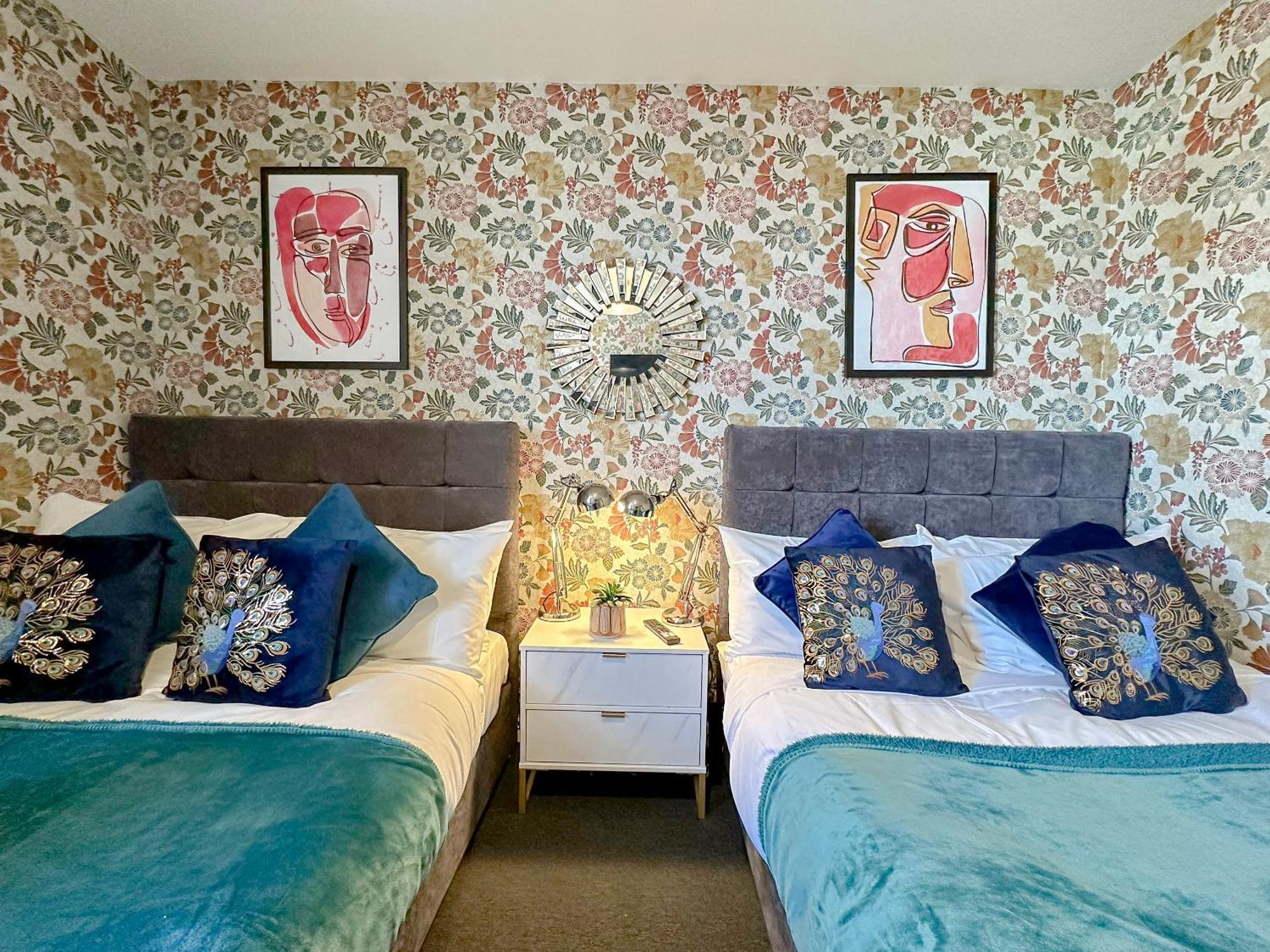 Luxury Boutique Apartments Block Free Street Parking Хаунслоу Екстериор снимка