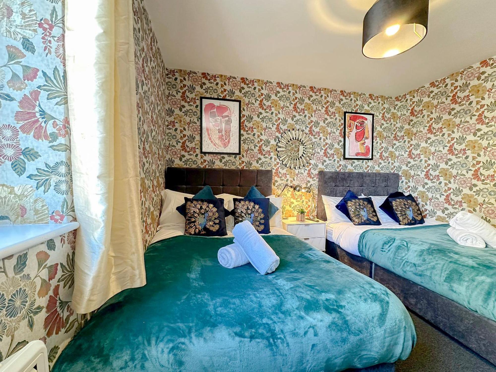 Luxury Boutique Apartments Block Free Street Parking Хаунслоу Екстериор снимка