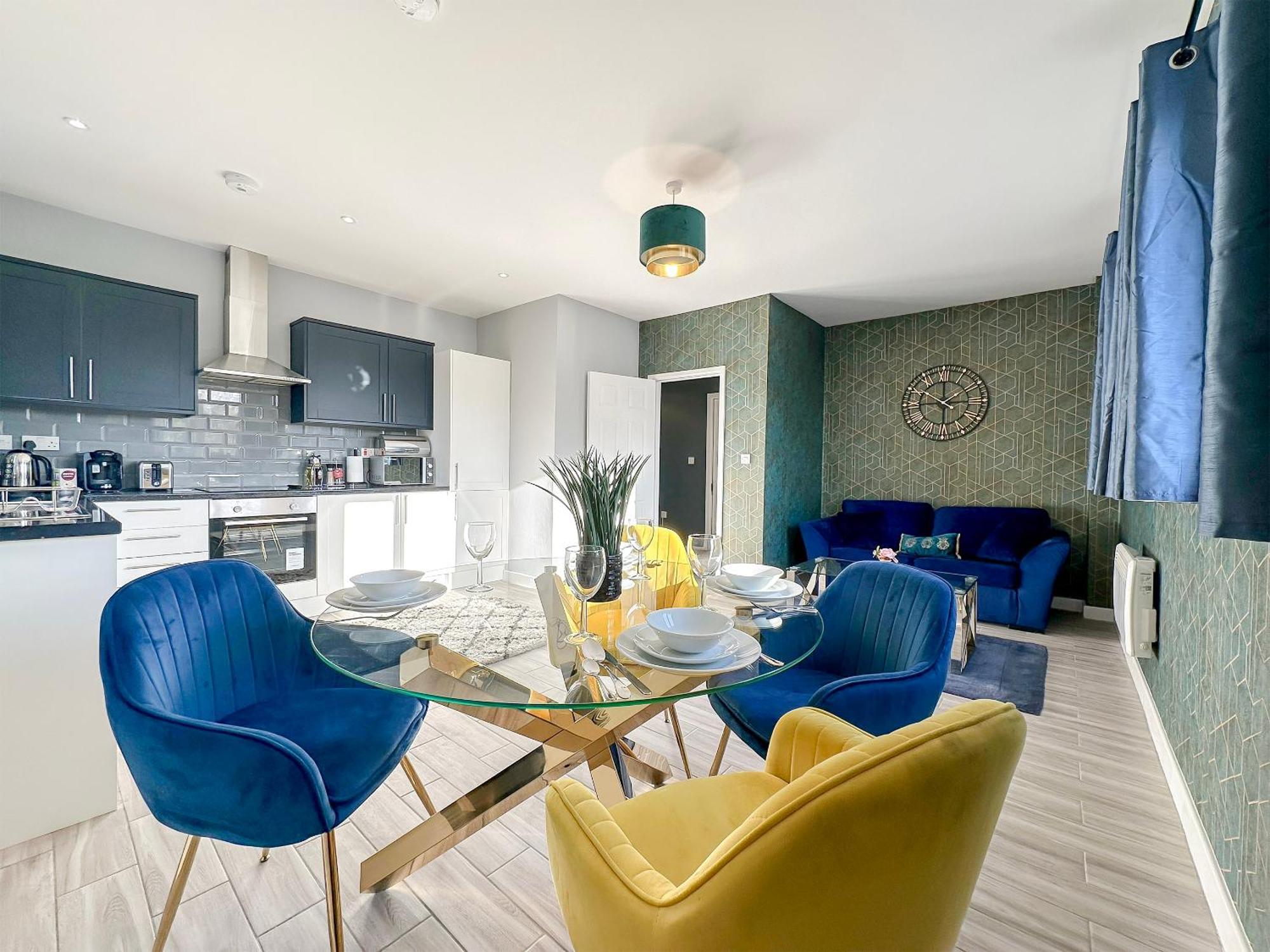 Luxury Boutique Apartments Block Free Street Parking Хаунслоу Екстериор снимка