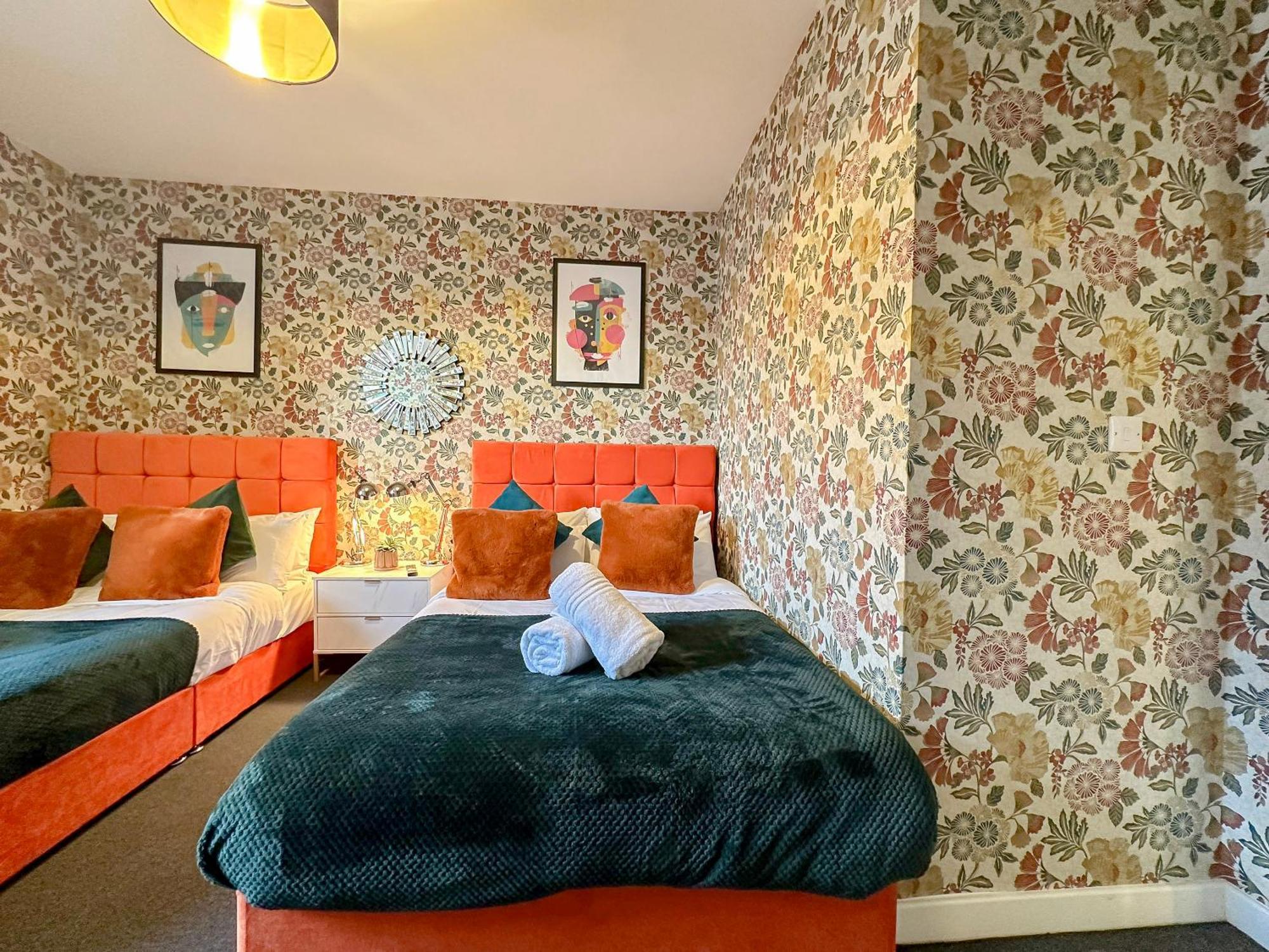 Luxury Boutique Apartments Block Free Street Parking Хаунслоу Екстериор снимка