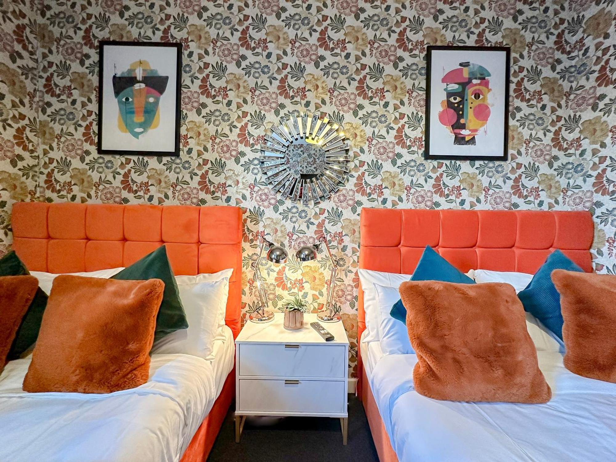 Luxury Boutique Apartments Block Free Street Parking Хаунслоу Екстериор снимка