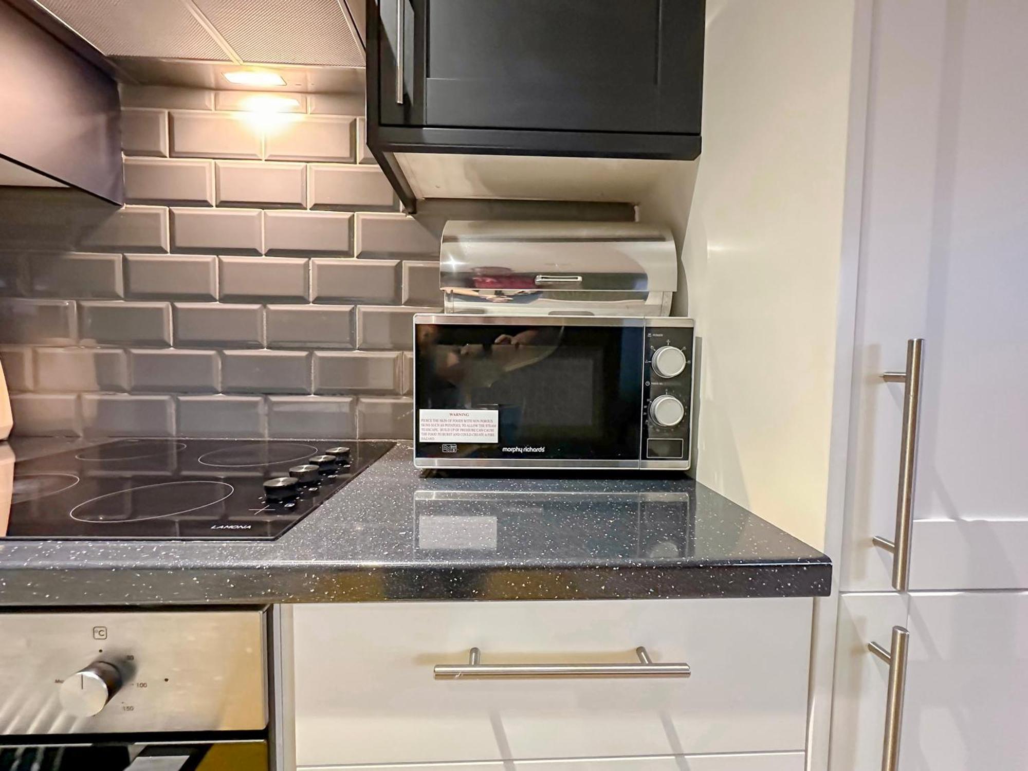 Luxury Boutique Apartments Block Free Street Parking Хаунслоу Екстериор снимка