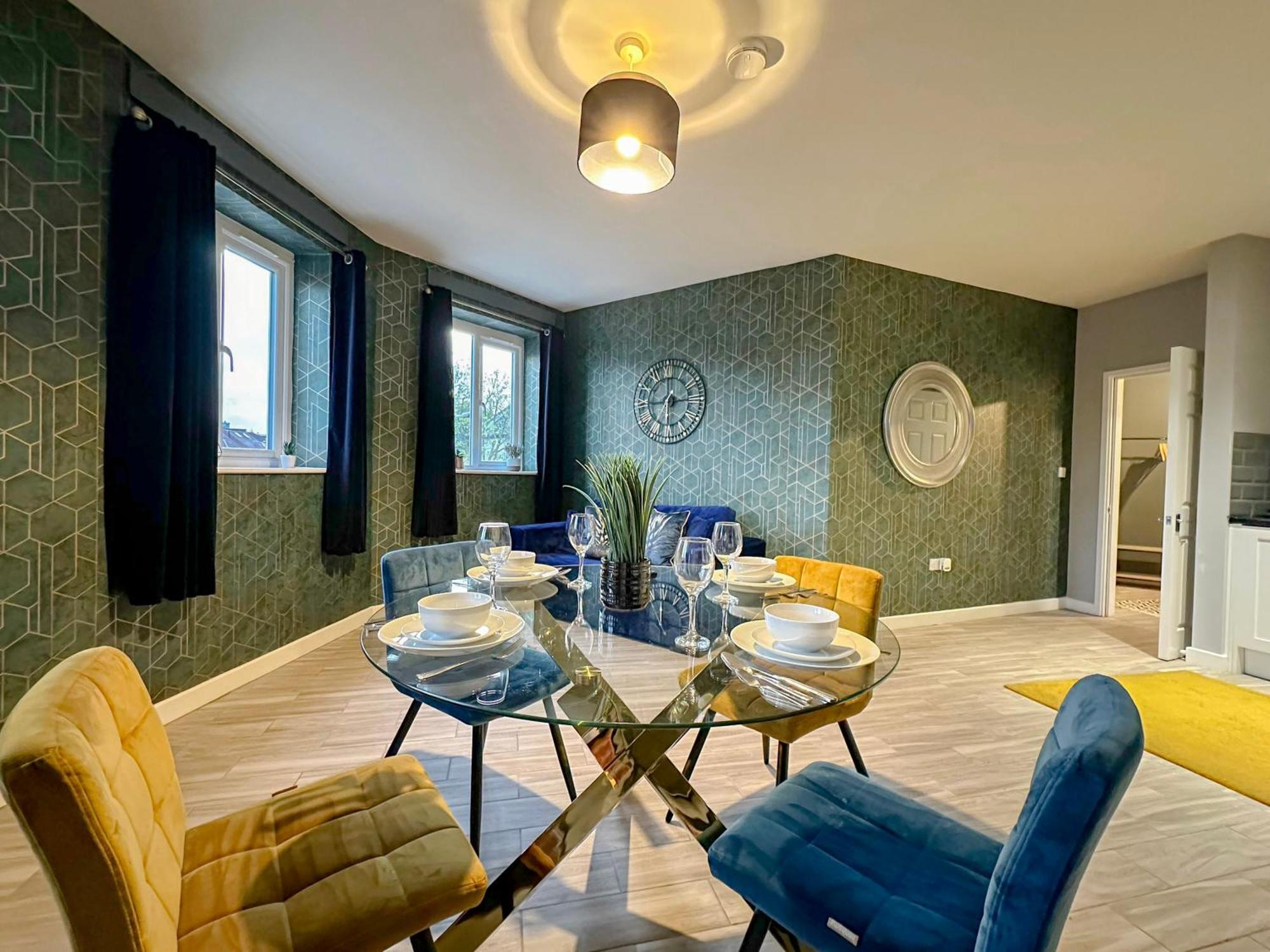 Luxury Boutique Apartments Block Free Street Parking Хаунслоу Екстериор снимка