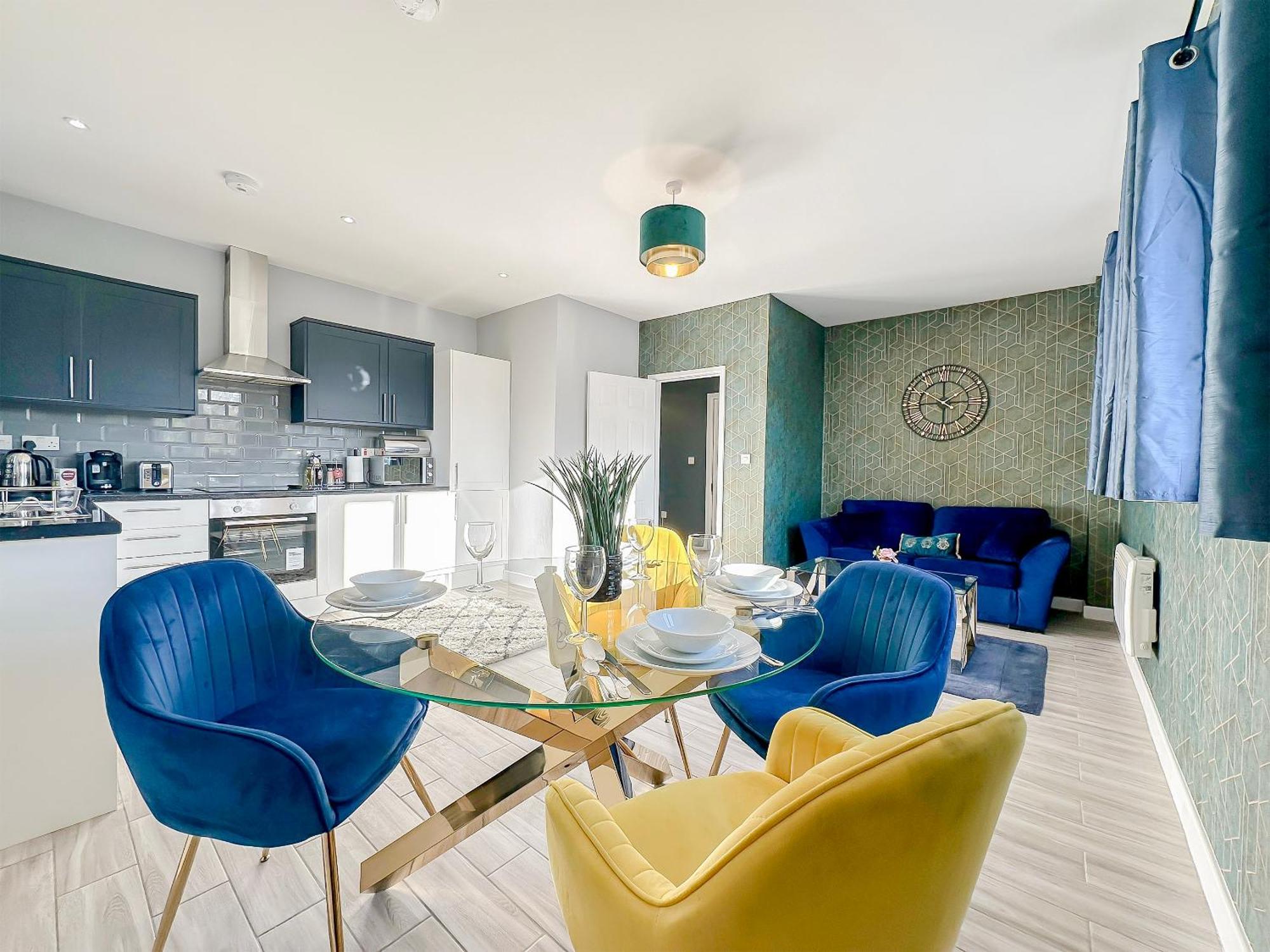 Luxury Boutique Apartments Block Free Street Parking Хаунслоу Екстериор снимка