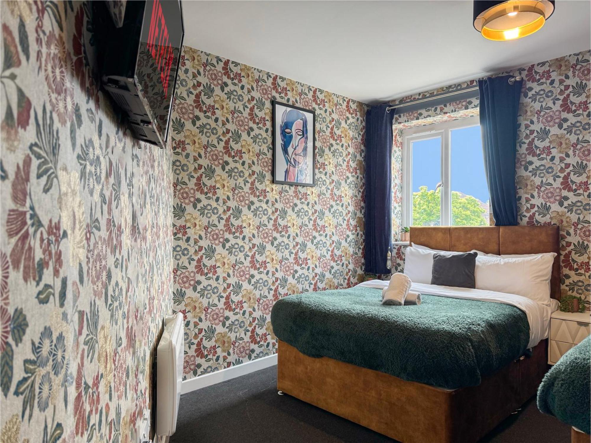 Luxury Boutique Apartments Block Free Street Parking Хаунслоу Екстериор снимка