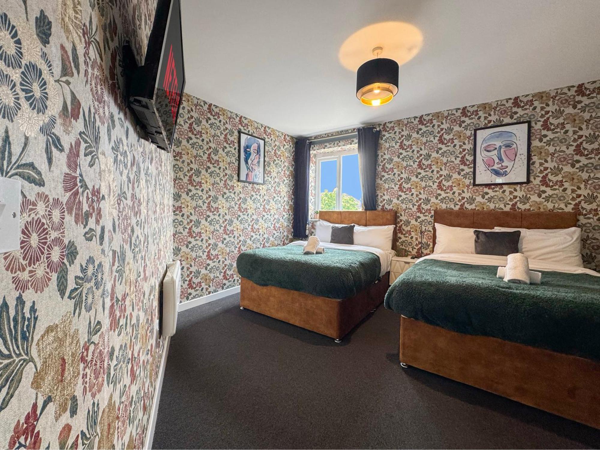 Luxury Boutique Apartments Block Free Street Parking Хаунслоу Екстериор снимка