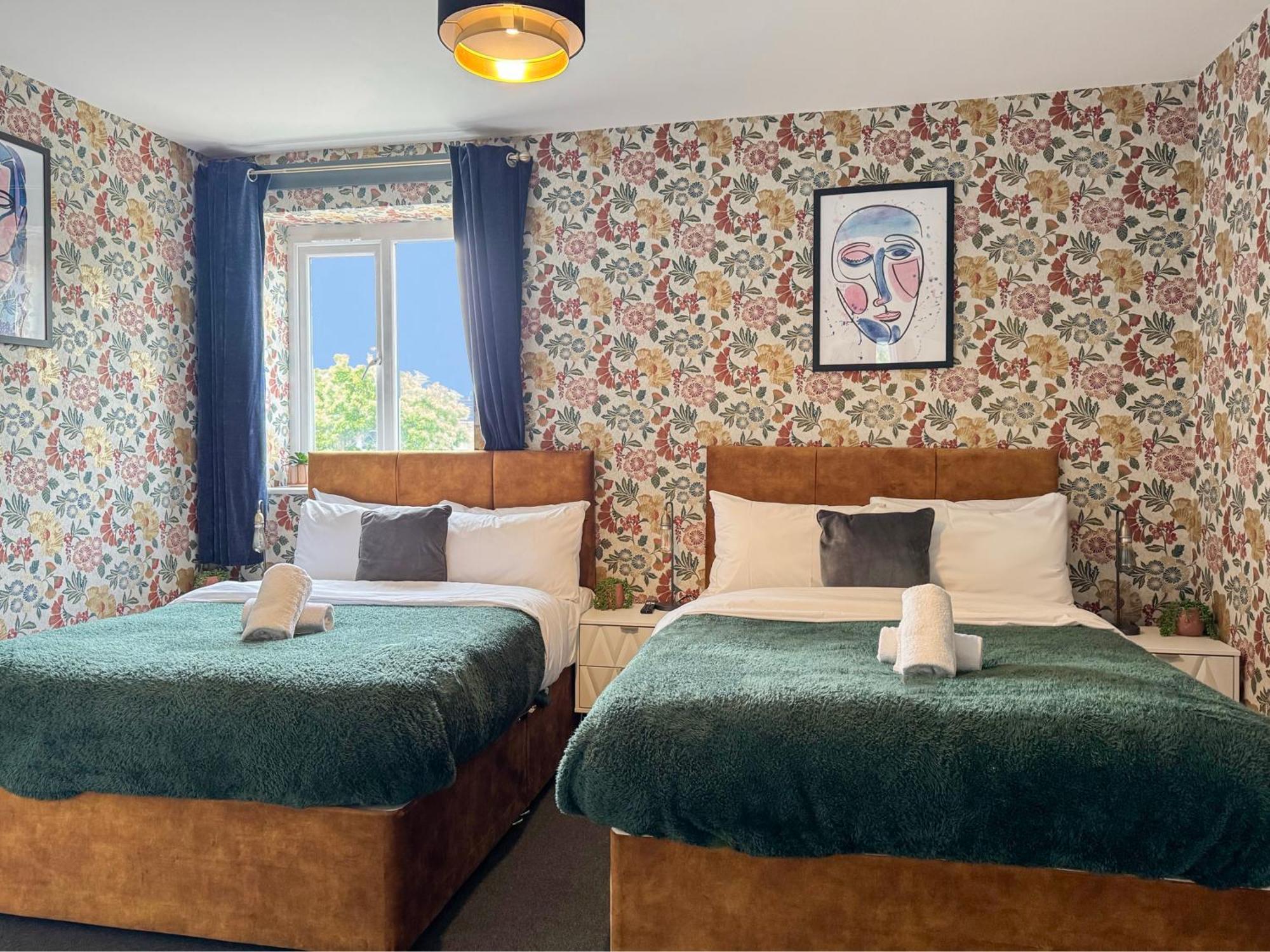 Luxury Boutique Apartments Block Free Street Parking Хаунслоу Екстериор снимка